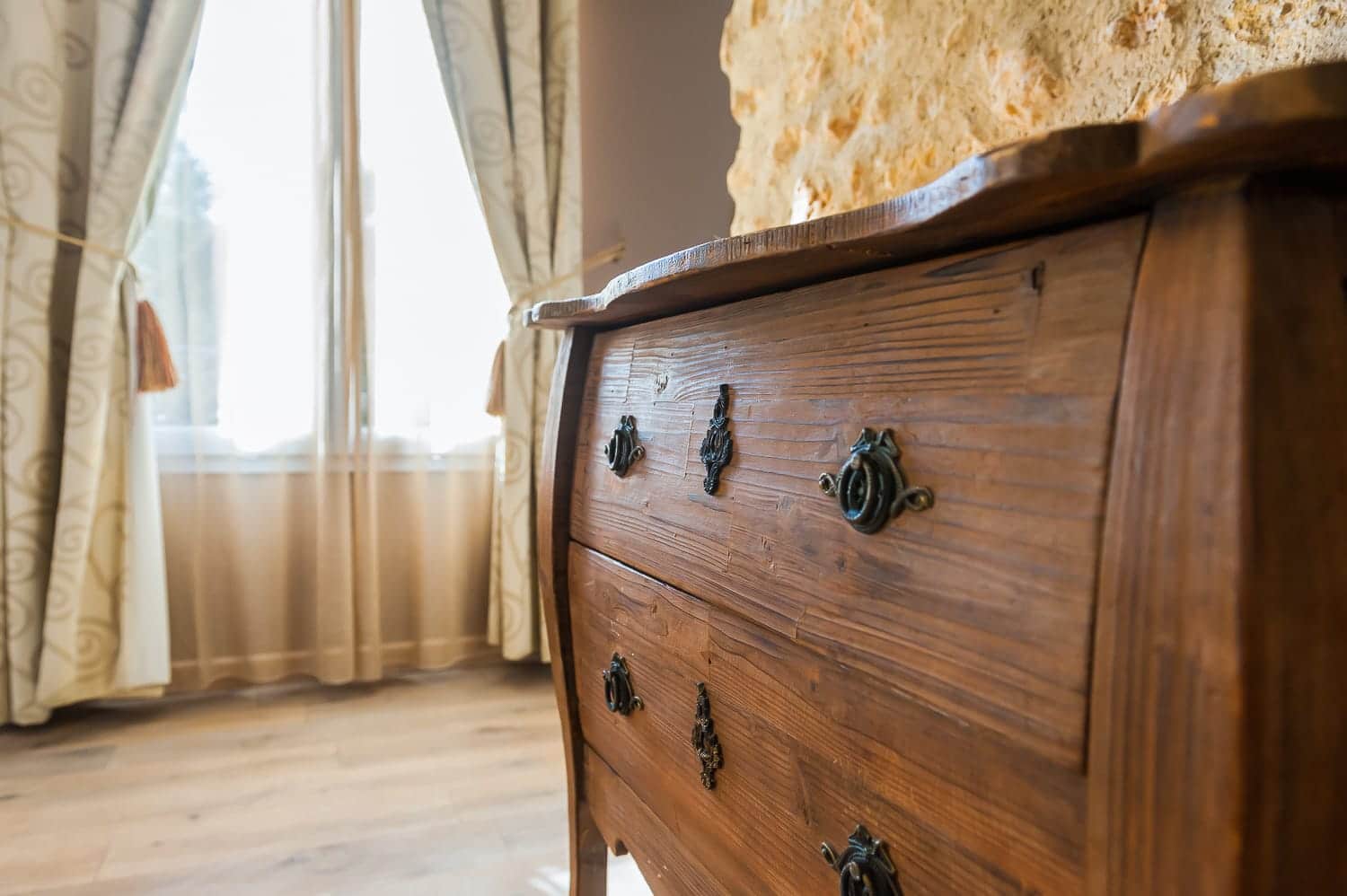Chambre Taupe avec décoration en pierre et bois de chêne