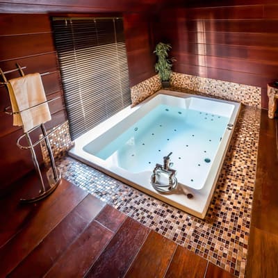 Suite élégante avec jacuzzi privatif pour une escapade romantique inoubliable.