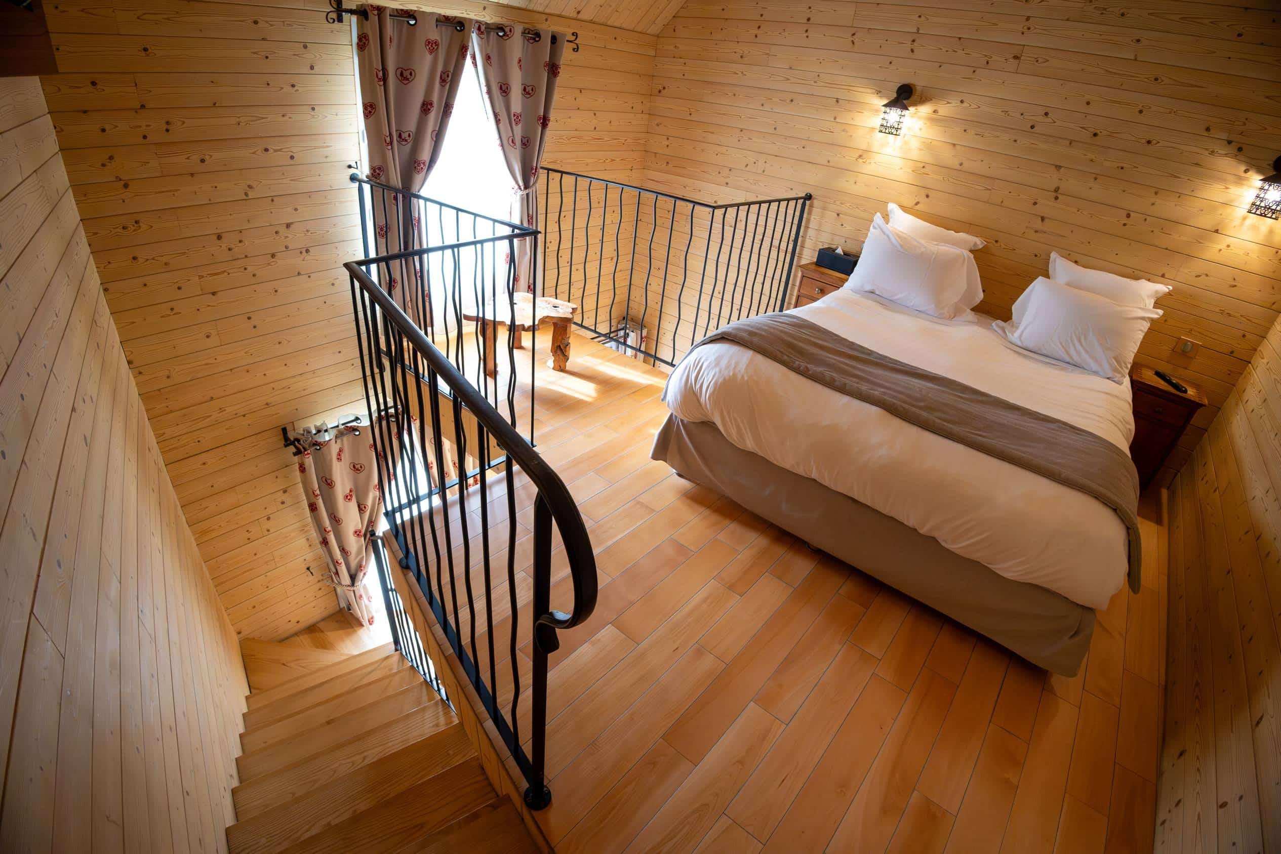 Chambre tout en bois chaleureuse pour un séjour en couple proche de Paris