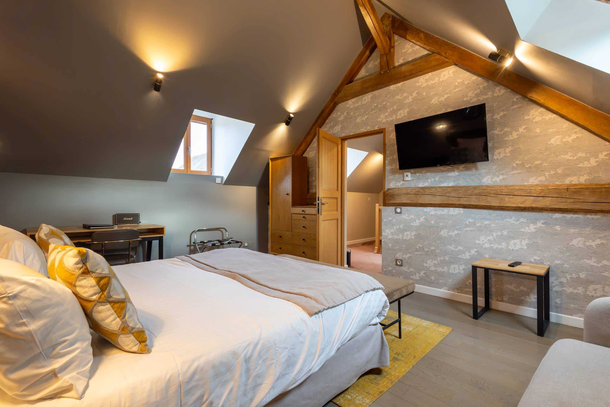 Ambiance chaleureuse dans une chambre avec vue sur le jardin dans l’Oise
