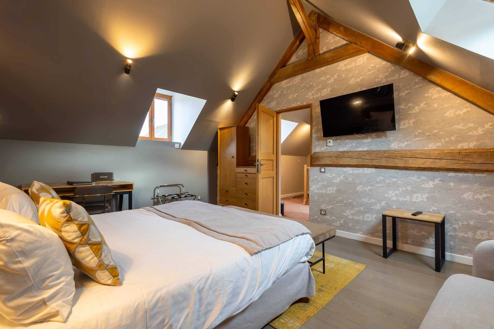 Ambiance chaleureuse dans une chambre avec vue sur le jardin dans l’Oise