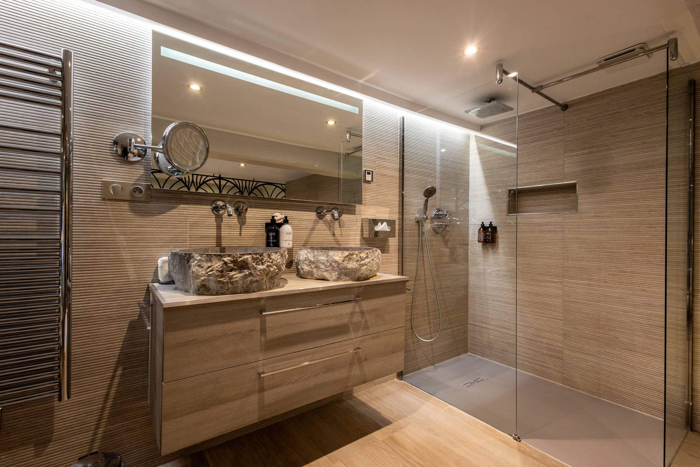 Ambiance zen et apaisante dans la suite Geisha avec jacuzzi privatif