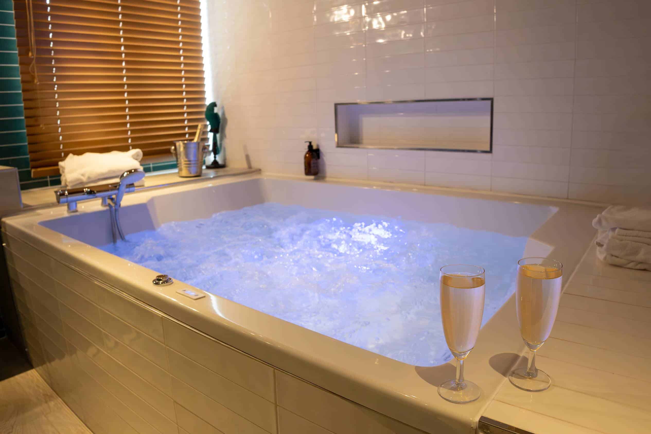 Baignoire jacuzzi 2 places avec chromothérapie dans la suite Tropicale