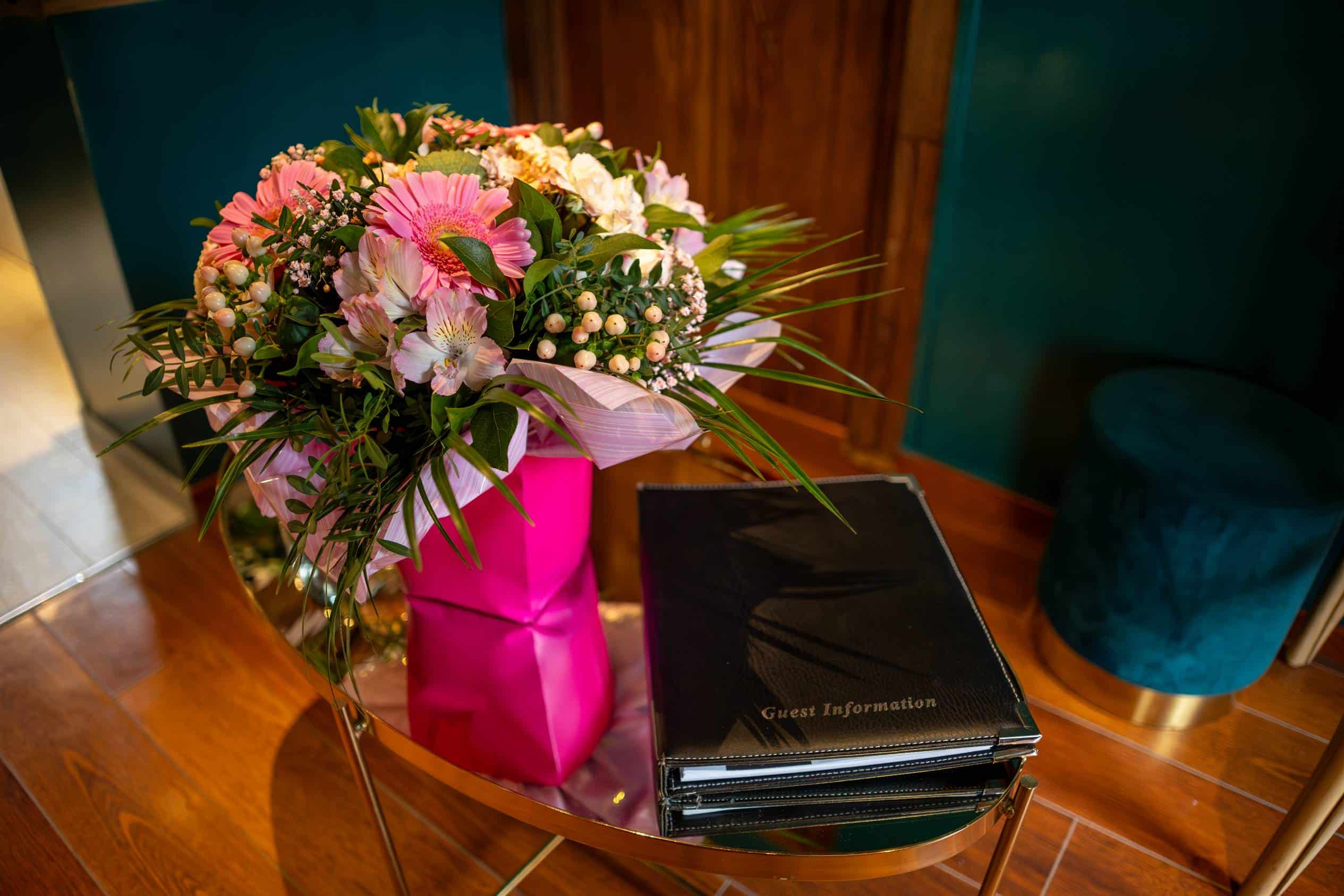 Bouquet de fleur dans la suite tropicale pour weekend romantique