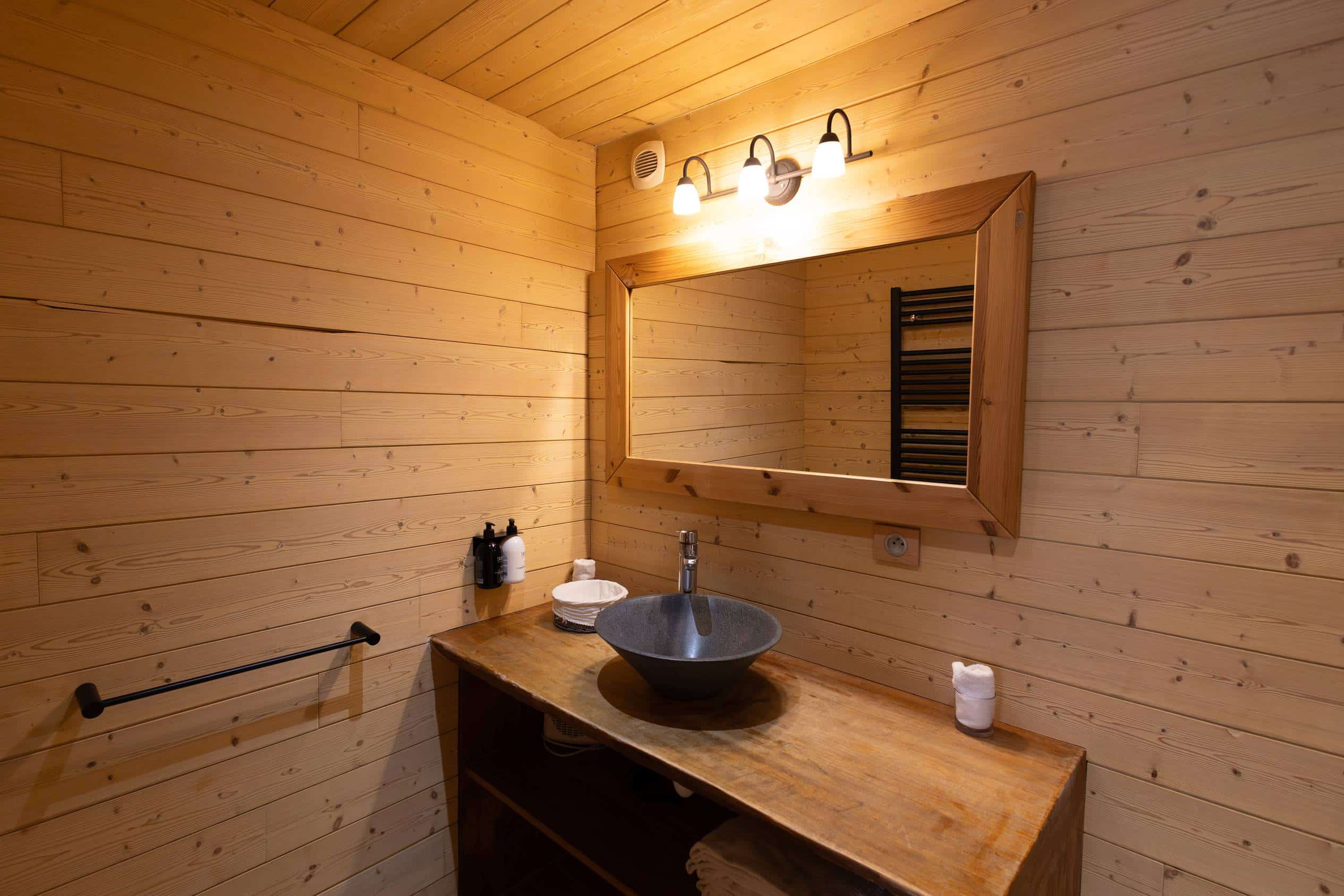 Chambre tout en bois chaleureuse pour un séjour en couple proche de Paris
