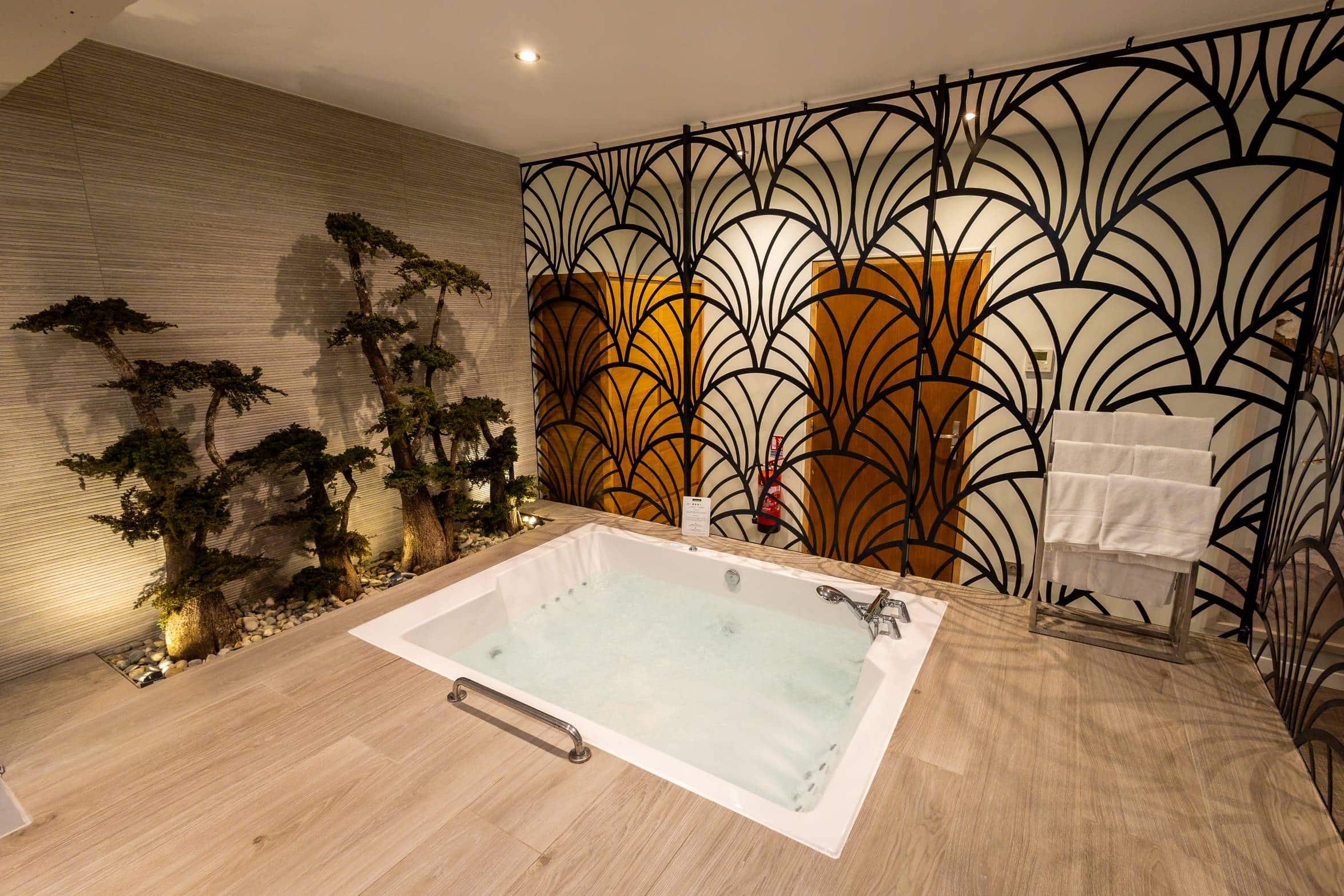 Chambre romantique japonaise avec jacuzzi privatif et décoration zen