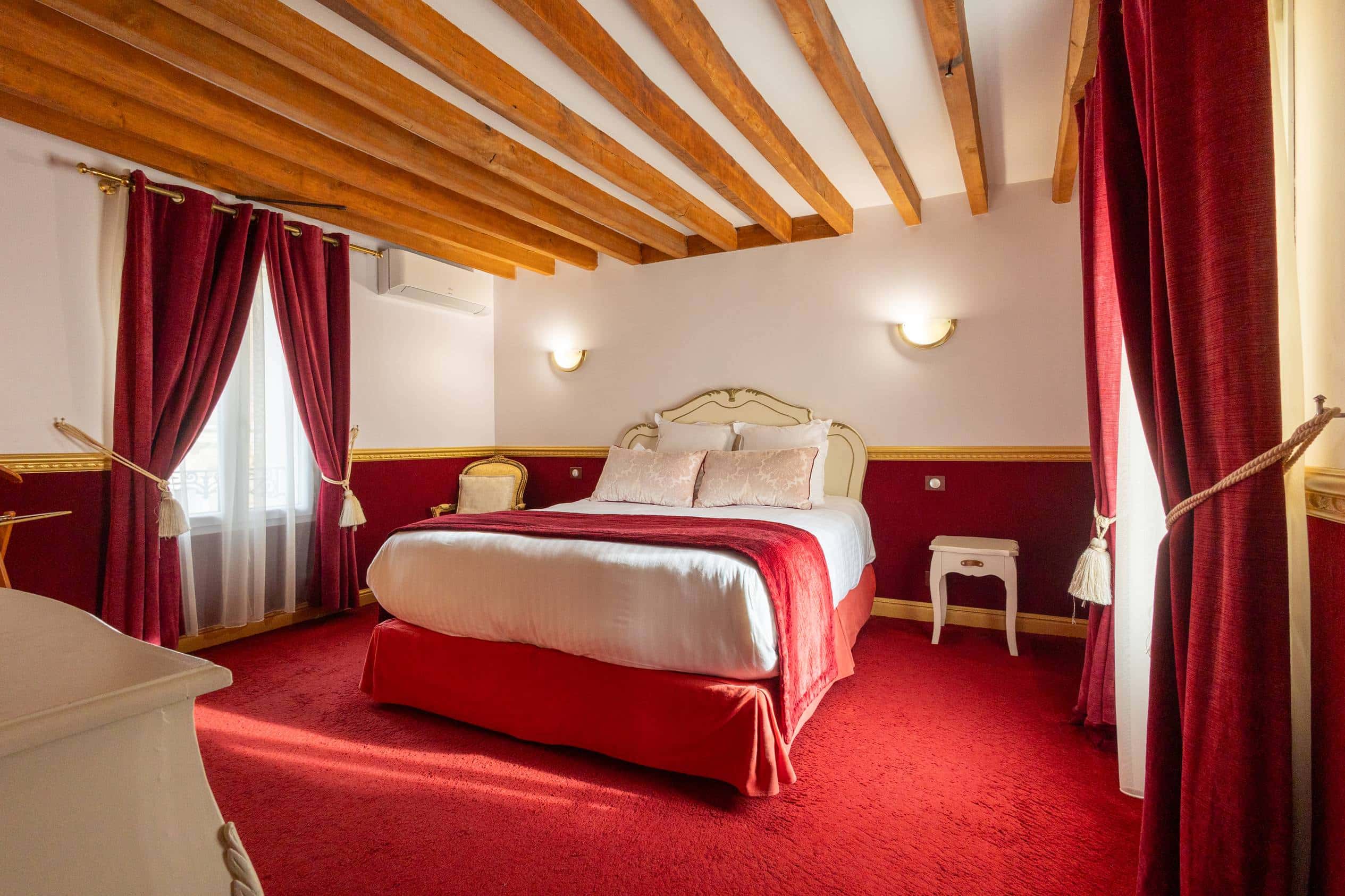 Chambre dans un hôtel de charme avec vue nature, accès spa et jardin, proche Paris
