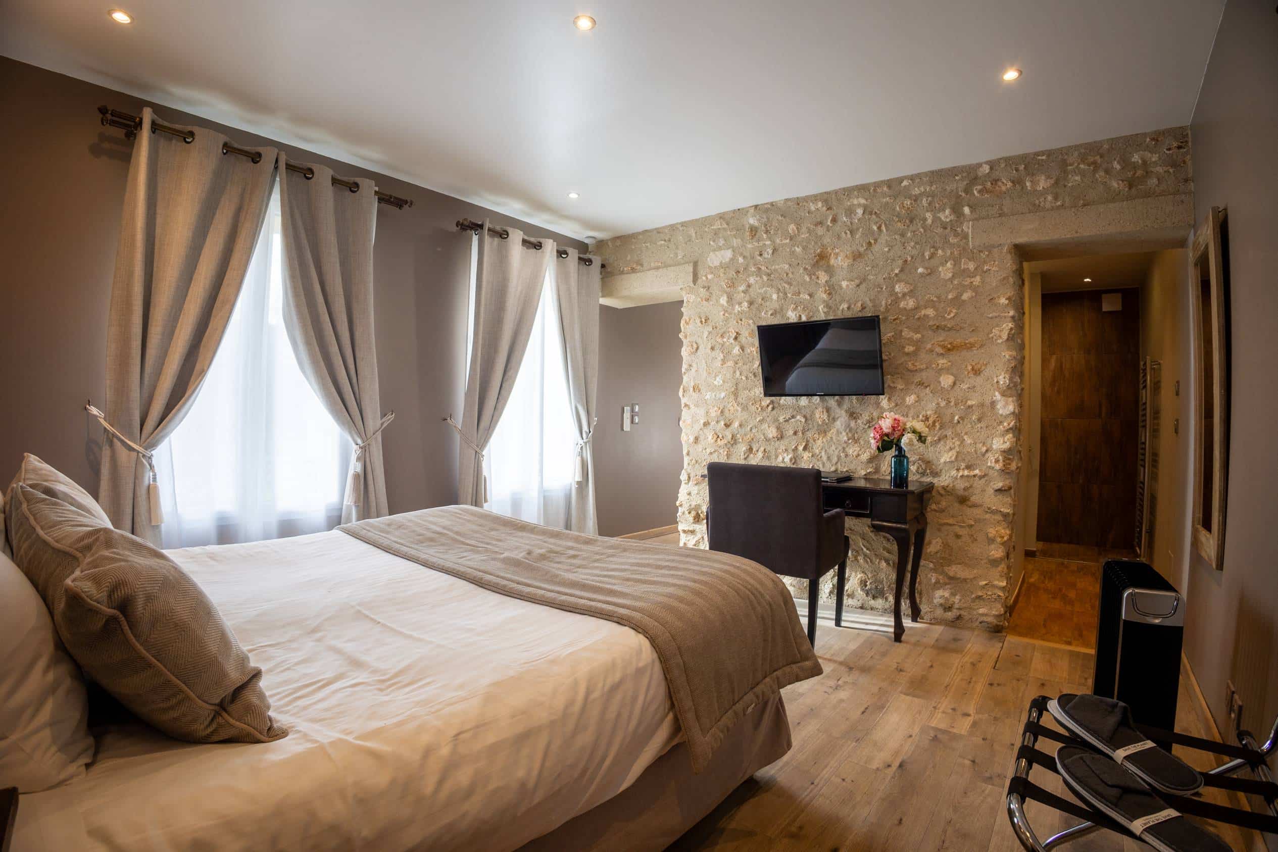 Chambre en rez-de-jardin avec vue piscine, proche de Paris