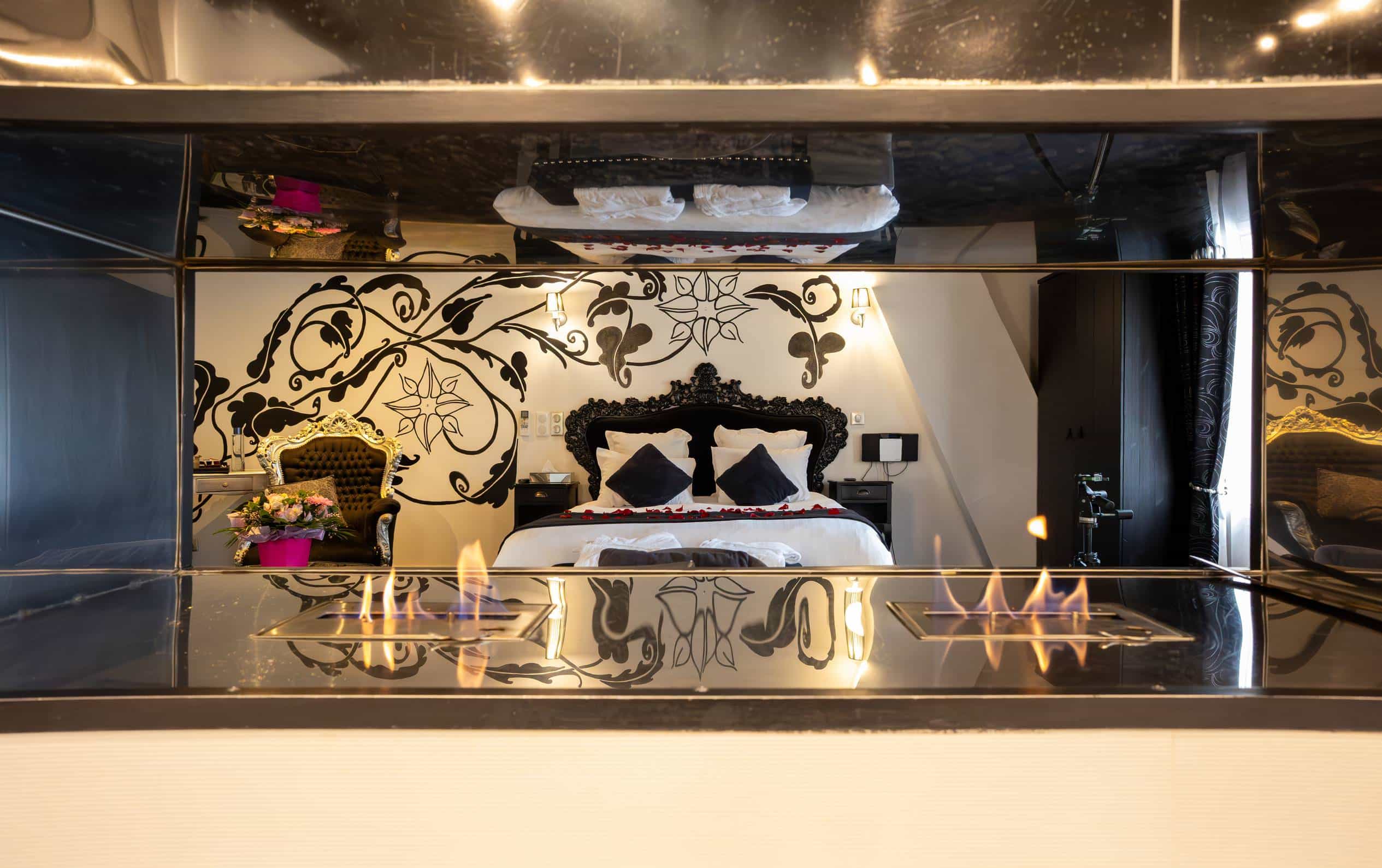 Chambre baroque chic avec jacuzzi pour une nuit romantique à deux
