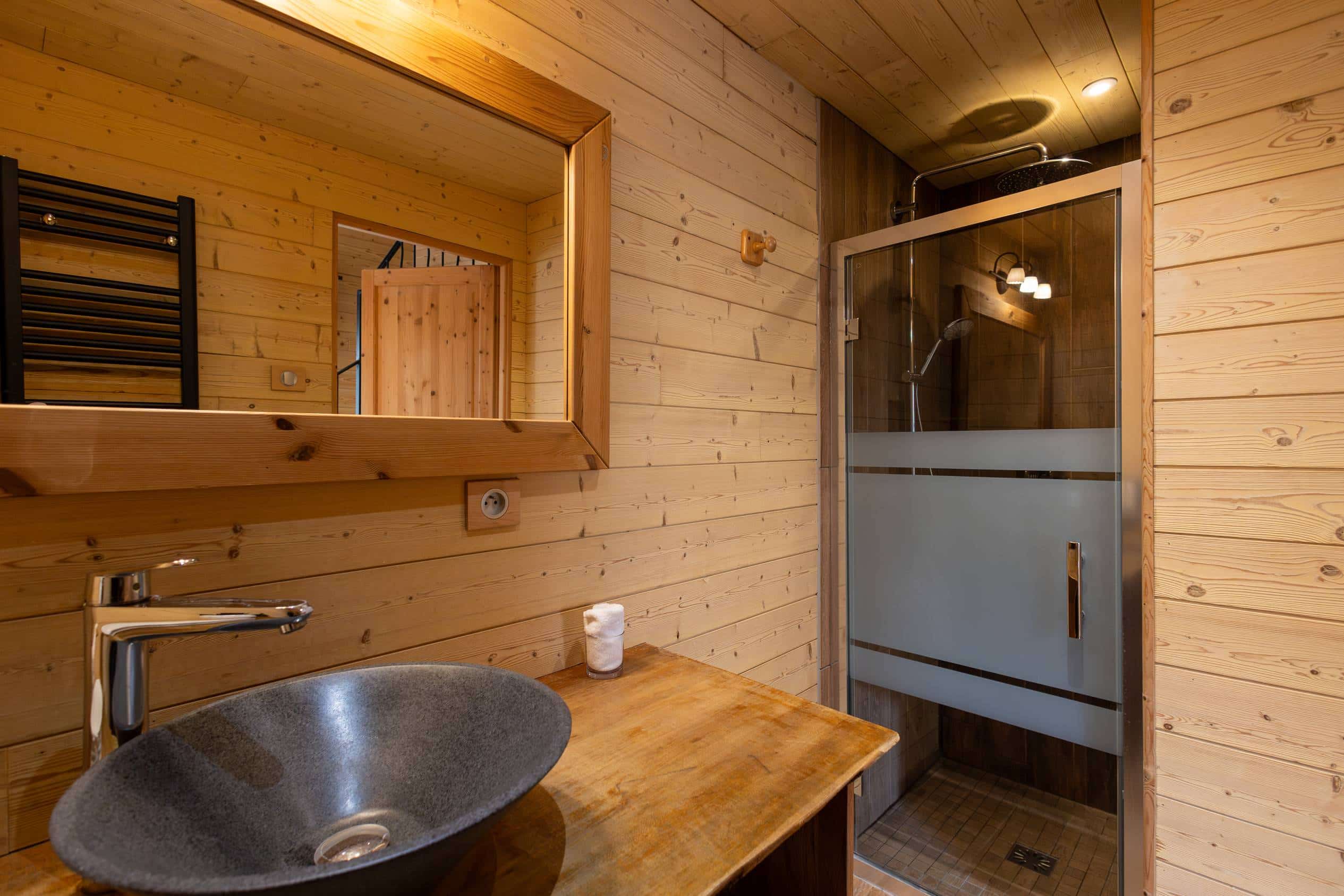 Chambre romantique façon chalet avec vue jardin proche de Paris