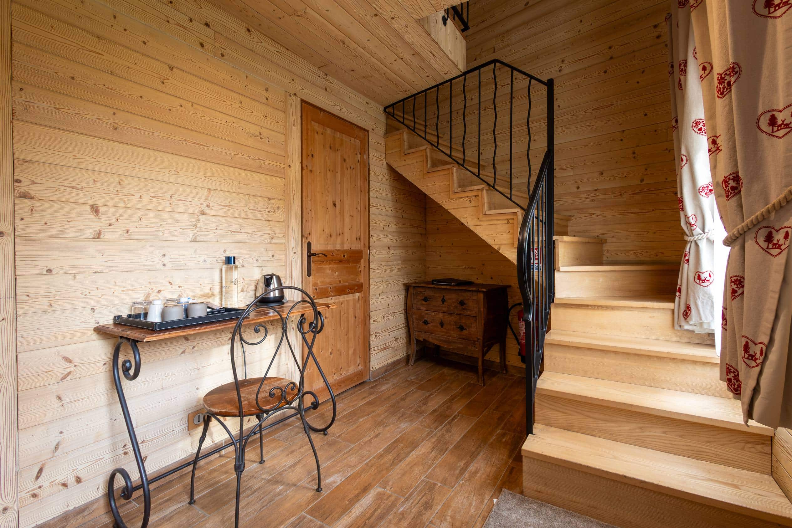 Chambre romantique façon chalet avec vue jardin proche de Paris
