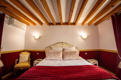 Hôtel romantique avec piscine et spa, suite style impérial proche de Paris