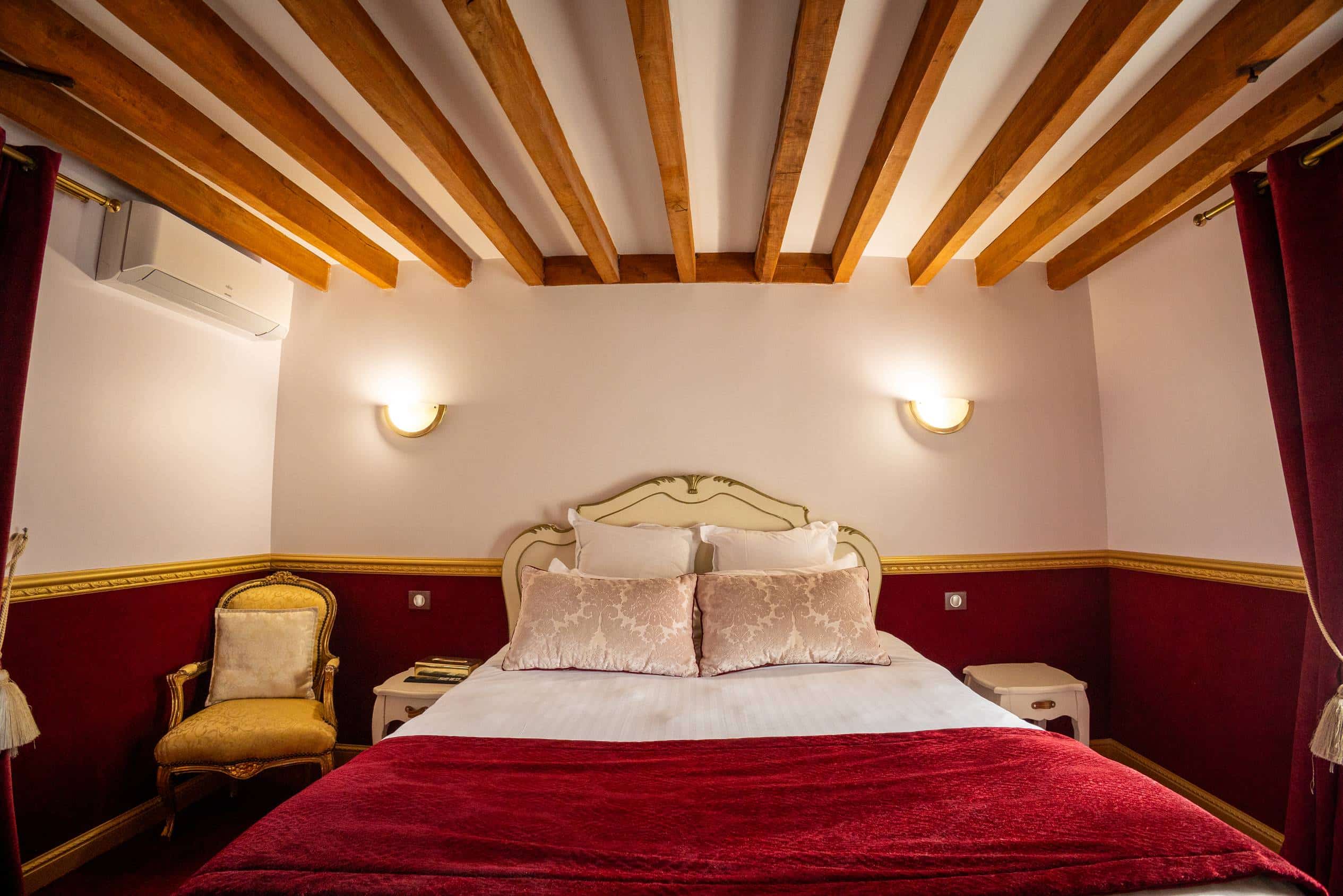 Hôtel romantique avec piscine et spa, suite style impérial proche de Paris