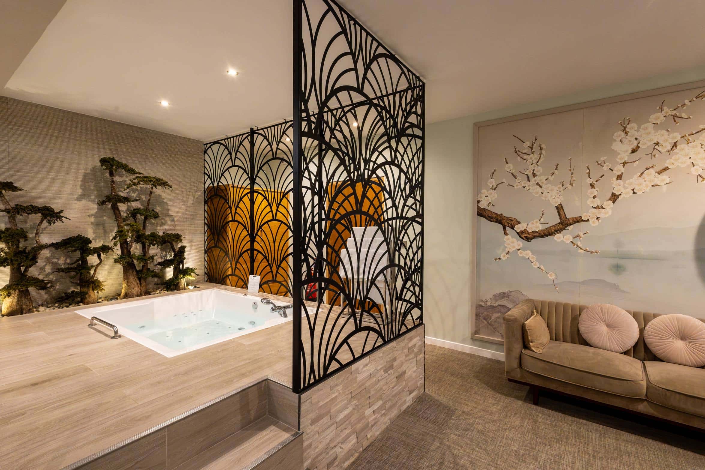 Jacuzzi privatif 2 places dans la suite Geisha pour un weekend en amoureux
