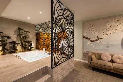 Jacuzzi privatif 2 places dans la suite Geisha pour un weekend en amoureux