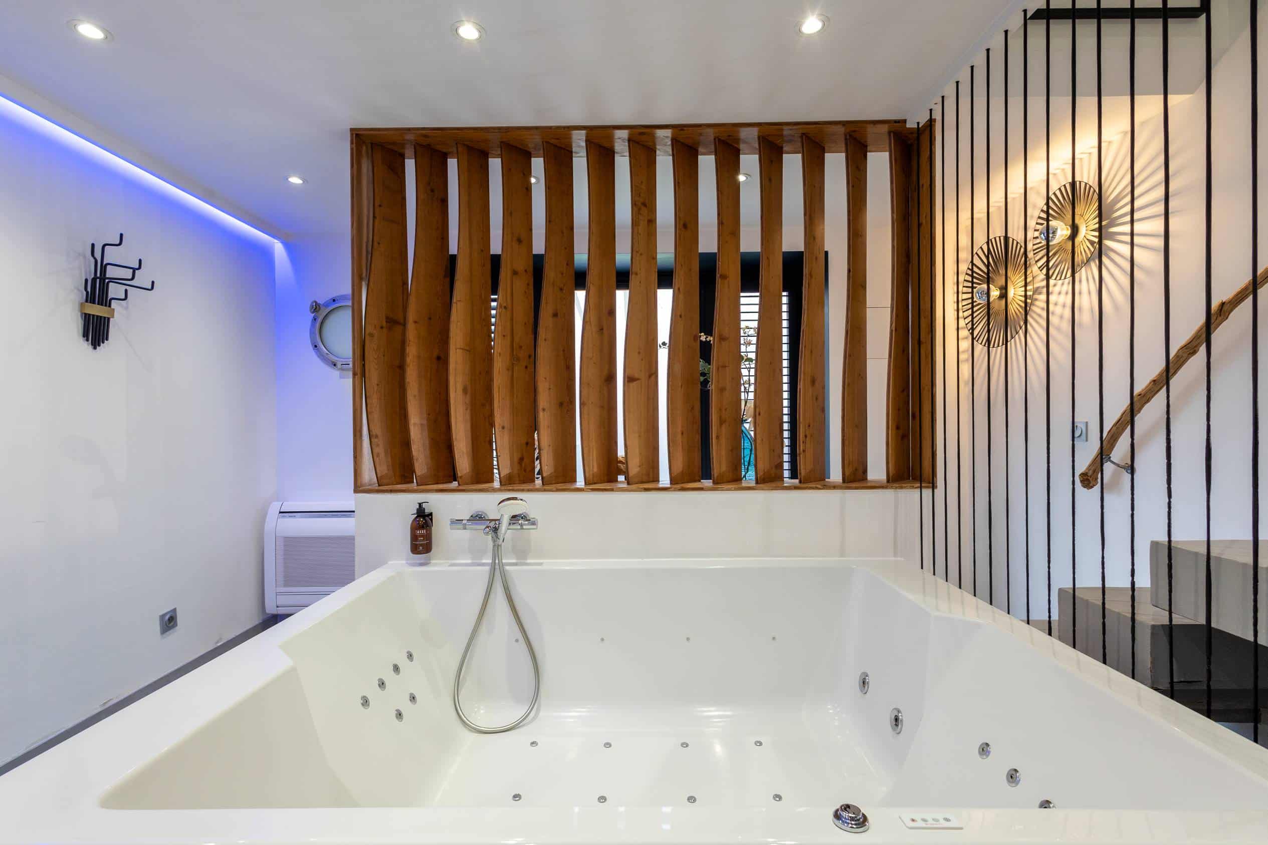 Jacuzzi privatif 2 places avec double douche dans la Suite Santorin