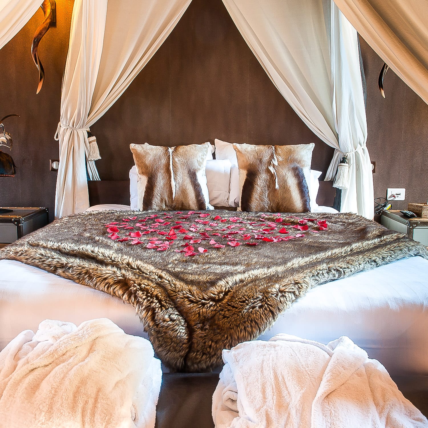 lit-baldaquin-africain-suite-jacuzzi