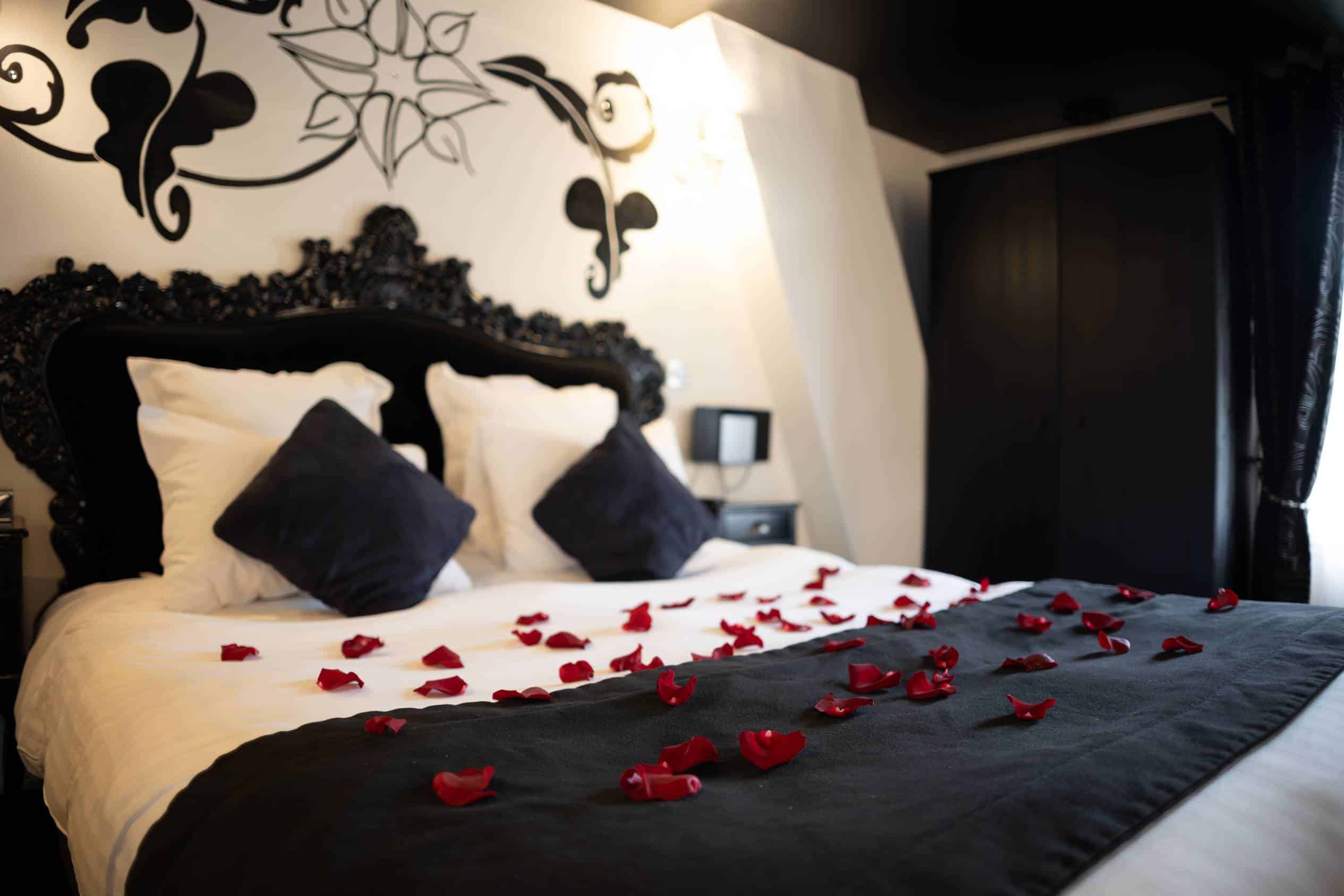 Lit Queen Size dans une suite nuptiale élégante et romantique