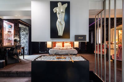 Nuit romantique dans une suite coquine proche de Paris