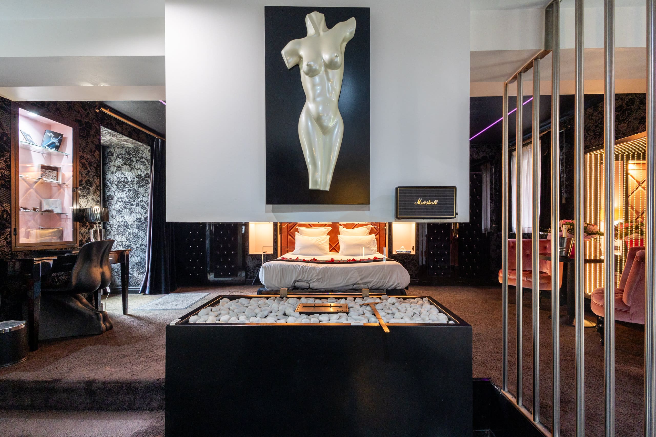 Nuit romantique dans une suite coquine proche de Paris