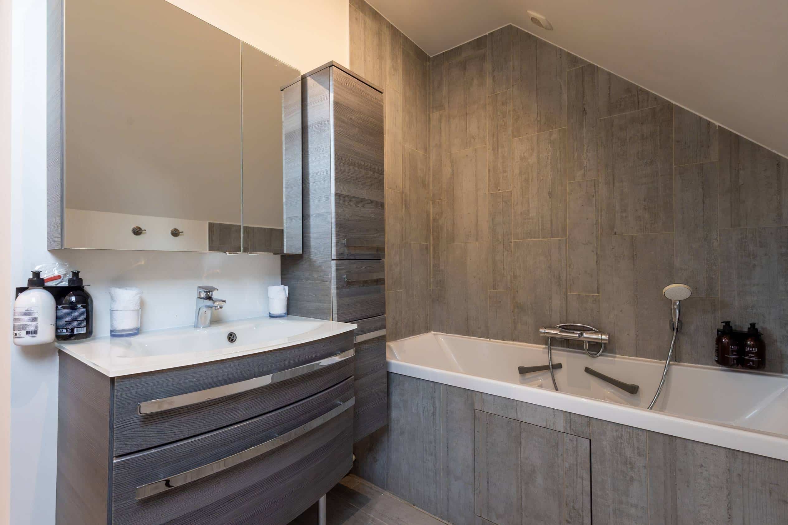 Salle de bain avec baignoire dans la chambre Coquette