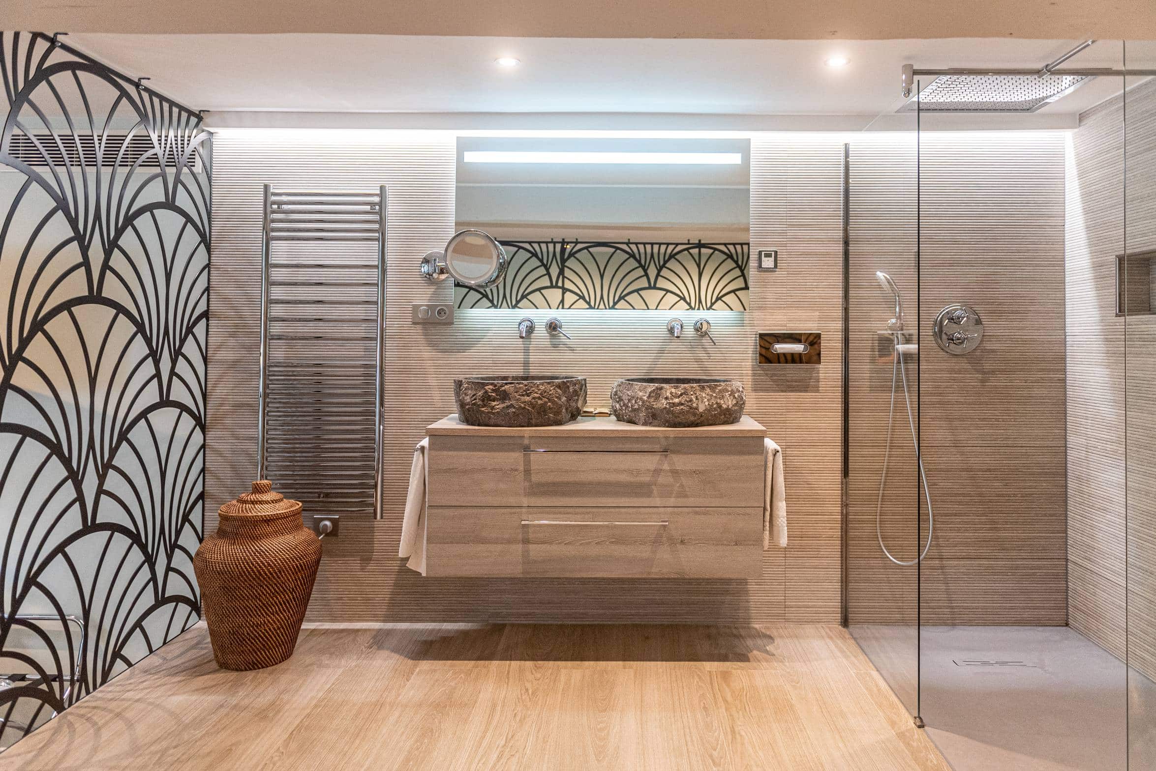 Salle de bain avec jacuzzi encastré et douche italienne dans la Suite Geisha