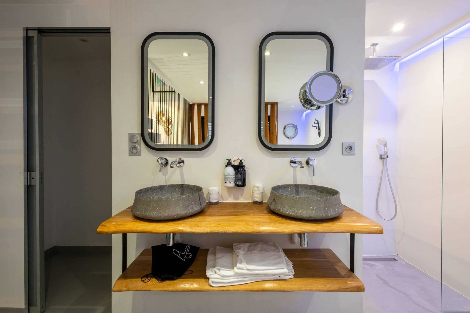 Salle de bain moderne avec double douche et jacuzzi dans la Suite Santorin