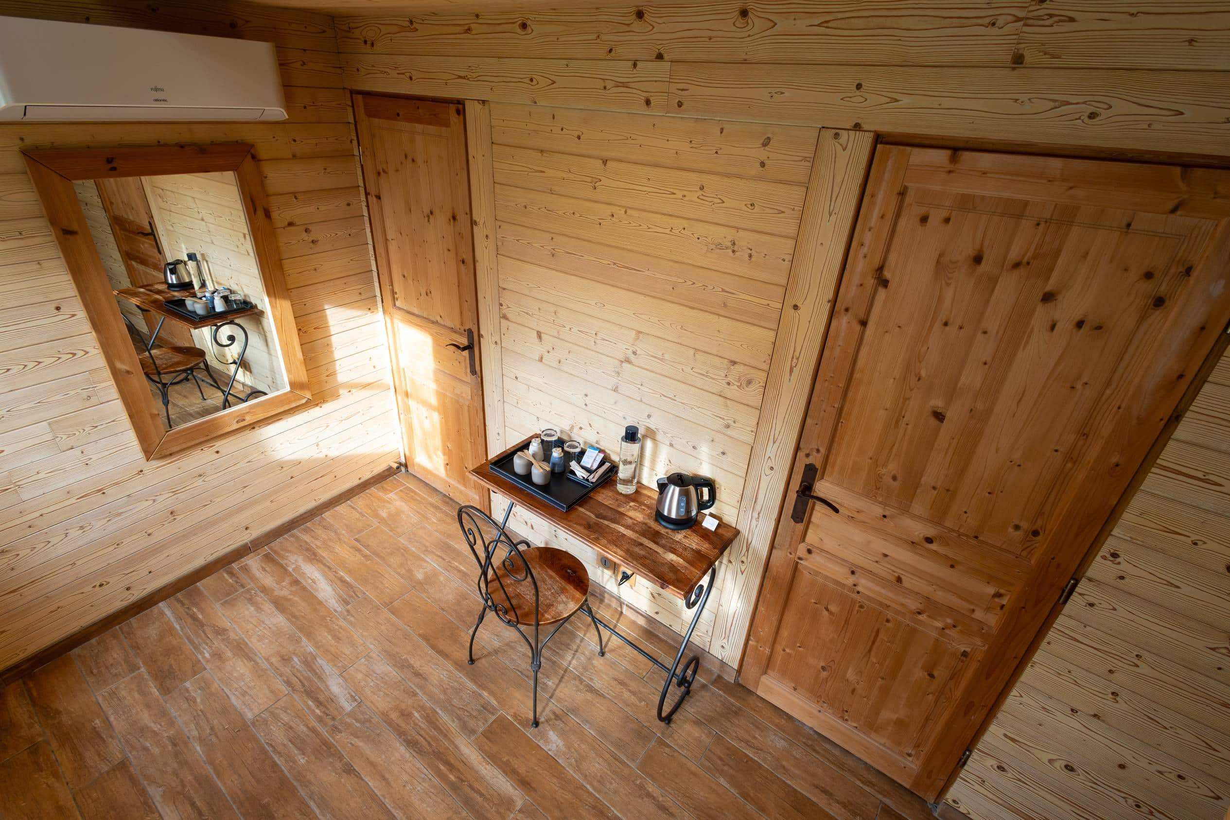 Séjour romantique en chambre duplex avec vue sur jardin paysager