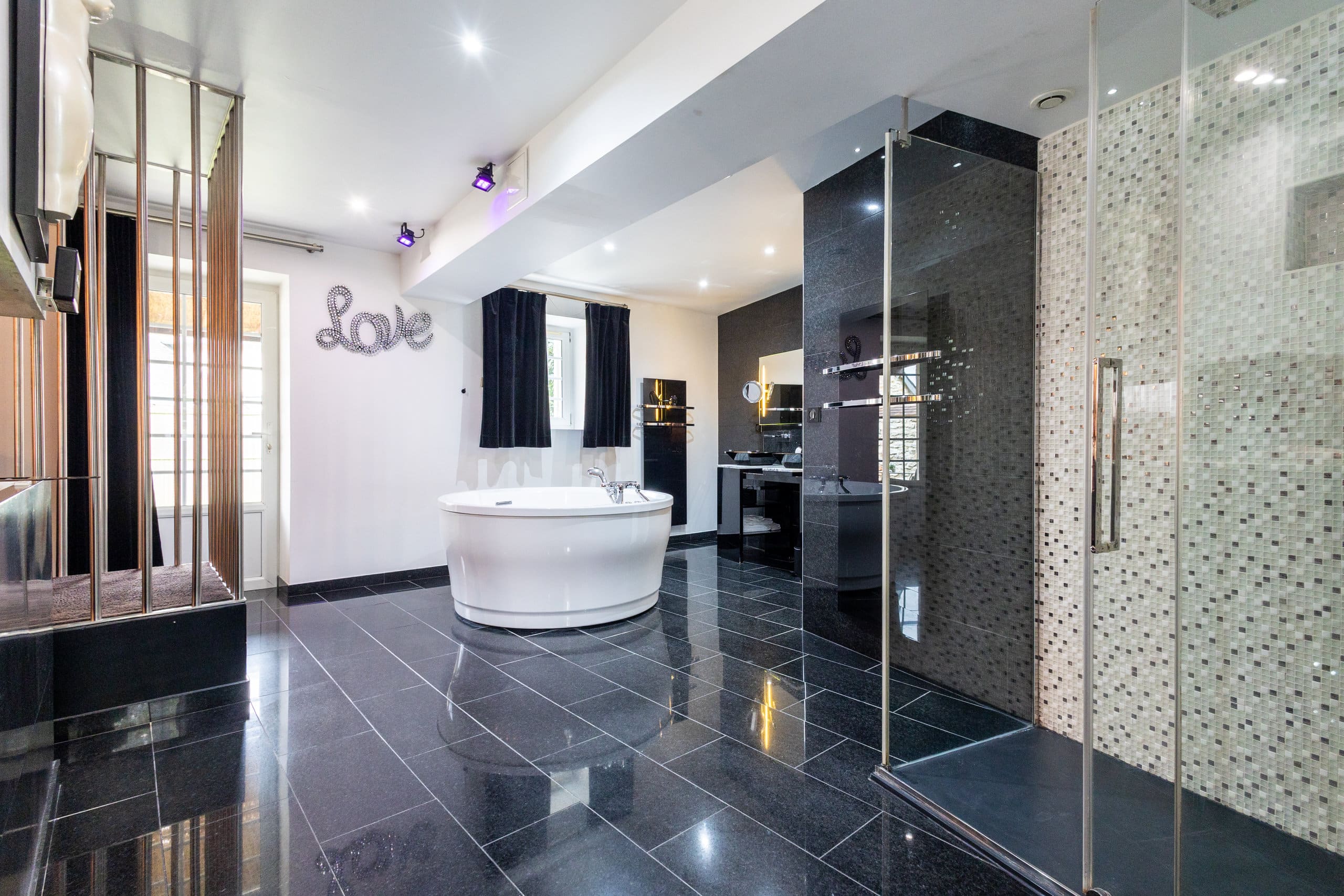 Suite amoureuse avec décoration sensuelle et jacuzzi privatif