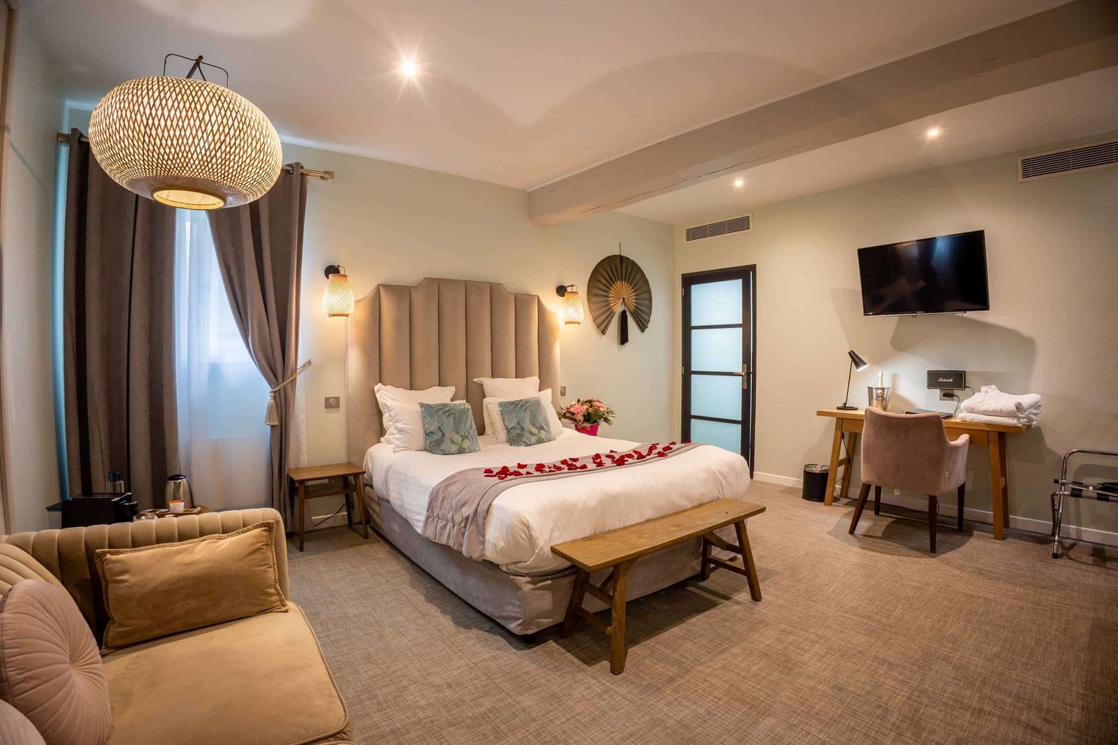 Jacuzzi privatif 2 places dans la suite Geisha pour un weekend en amoureux