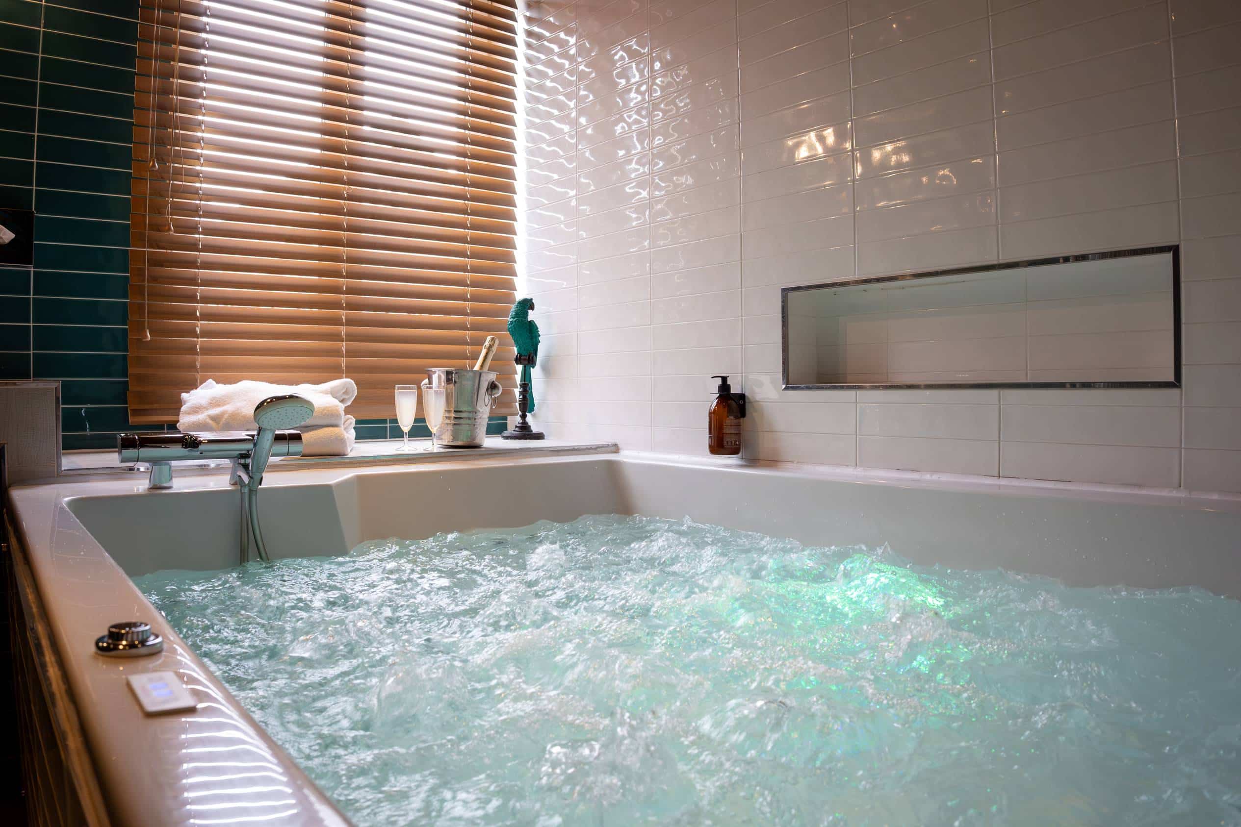 Suite Tropicale du Clos des Vignes avec jacuzzi privatif et ambiance dépaysante